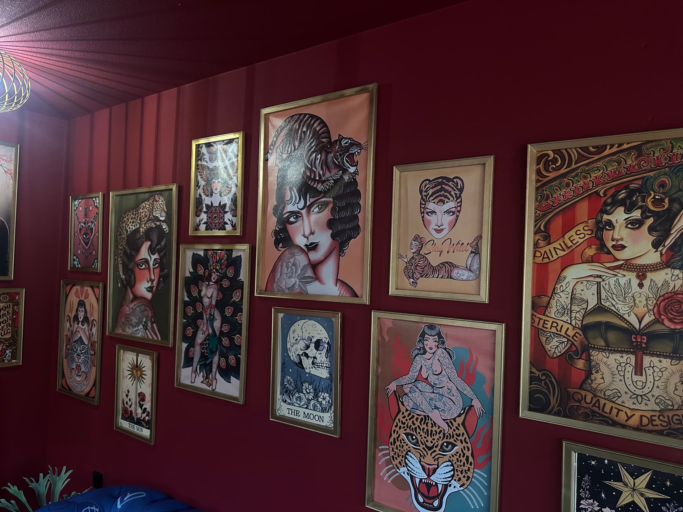 De wand met ingelijst tattoo-werk in de studio