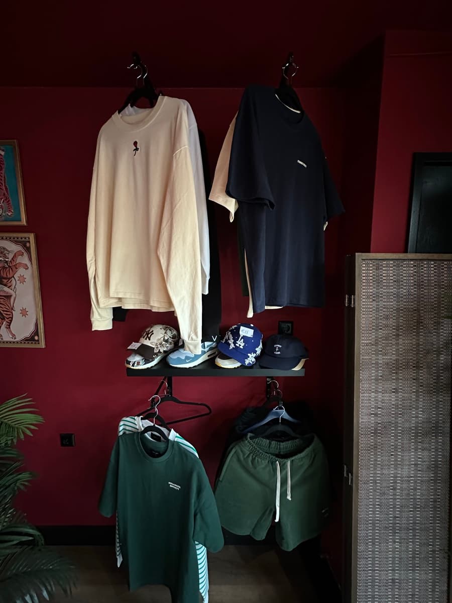 De collectie hangend in de shop