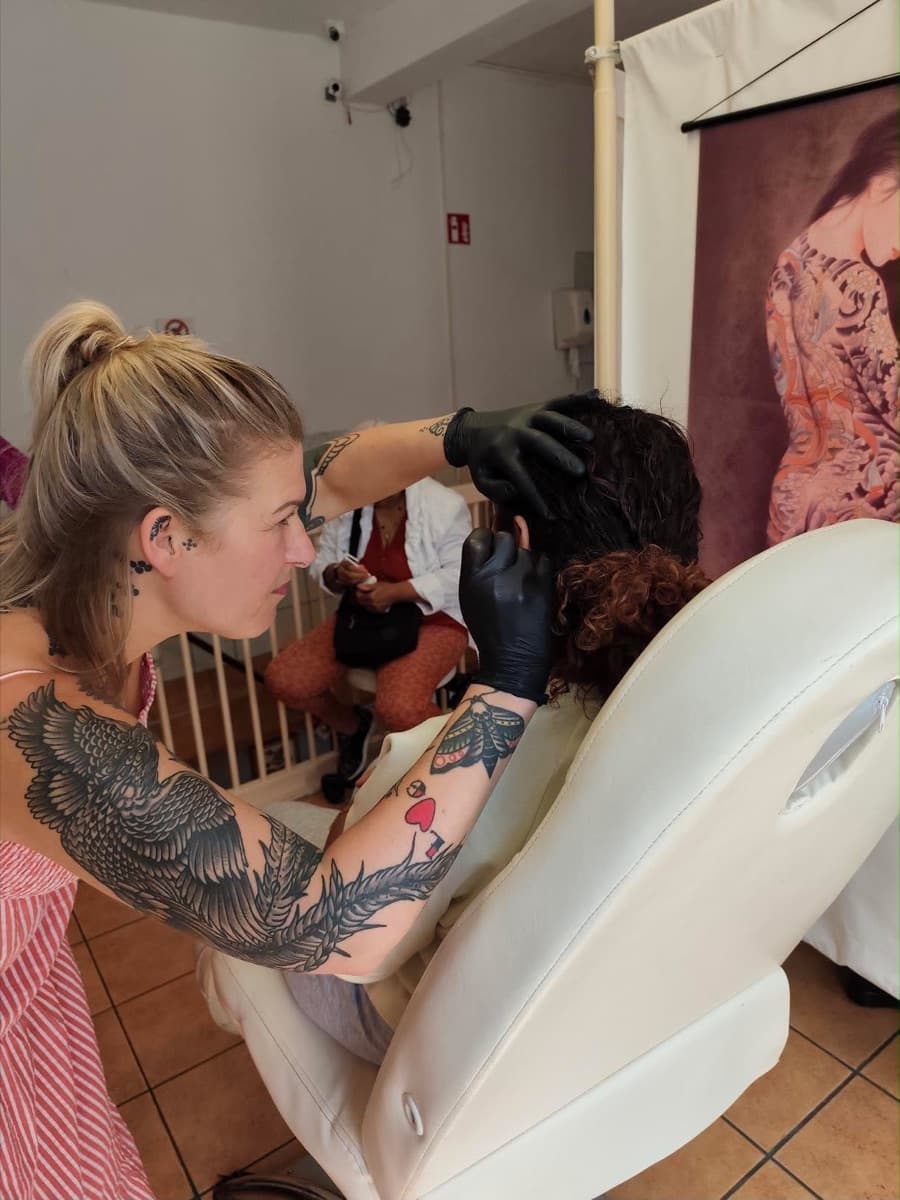 Een piercing wordt gezet in de studio
